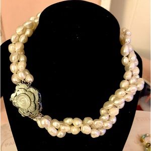 New Elegant white short Pearl necklace with flower shaped mother Pearl.